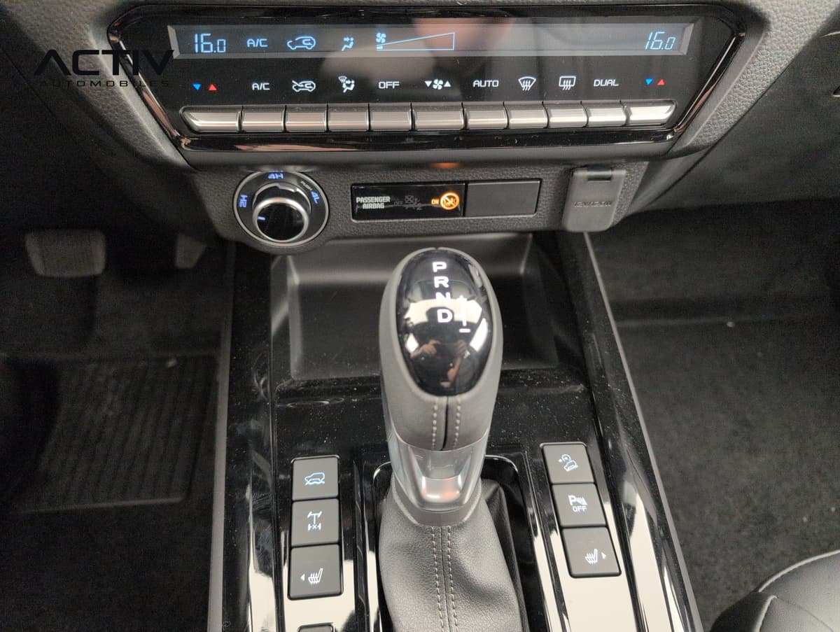 Isuzu D-MAX : console centrale avec levier de vitesses automatique et commandes de climatisation