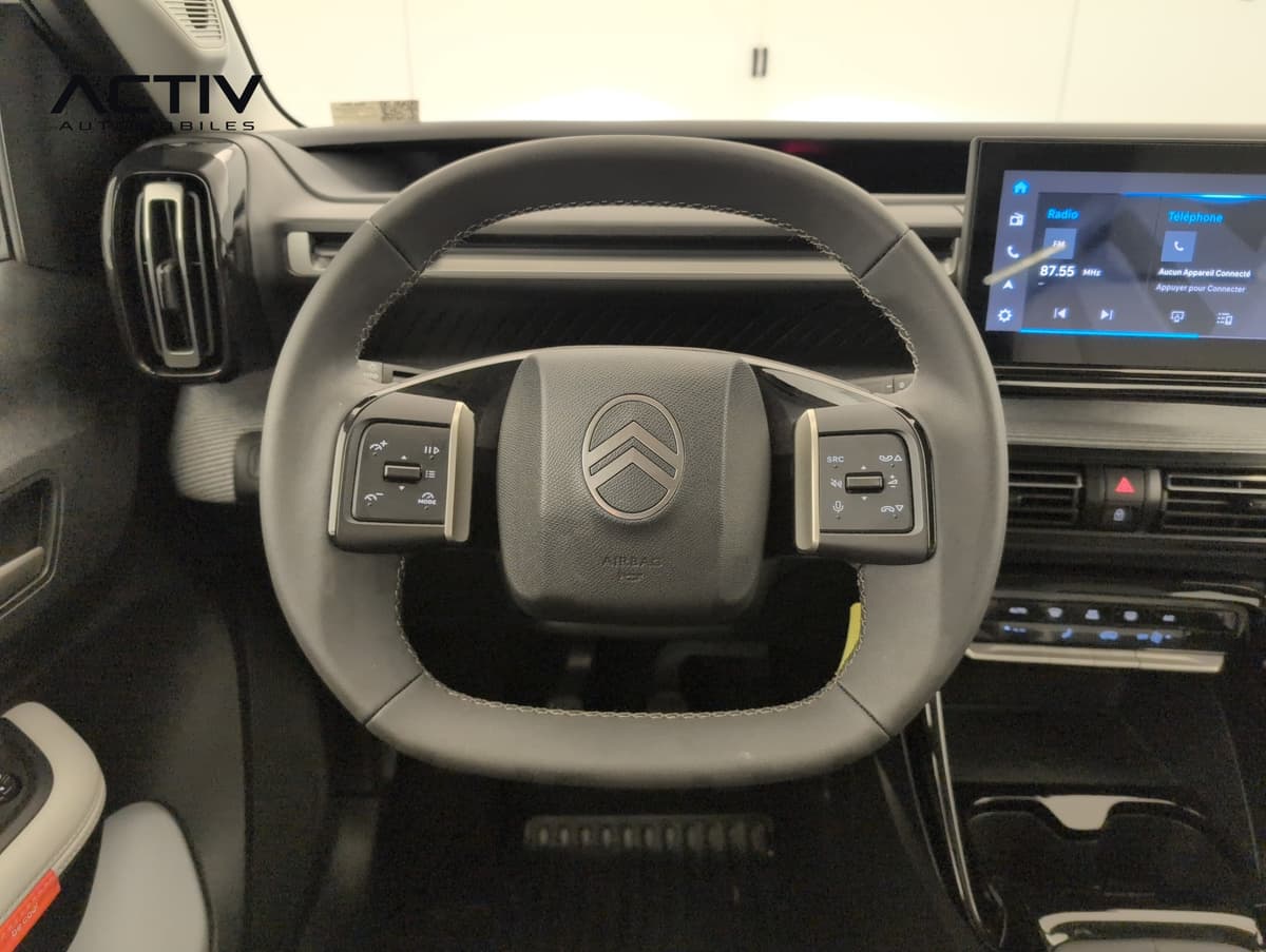 Citroën C3 : volant à méplat avec commandes au volant et écran tactile à droite