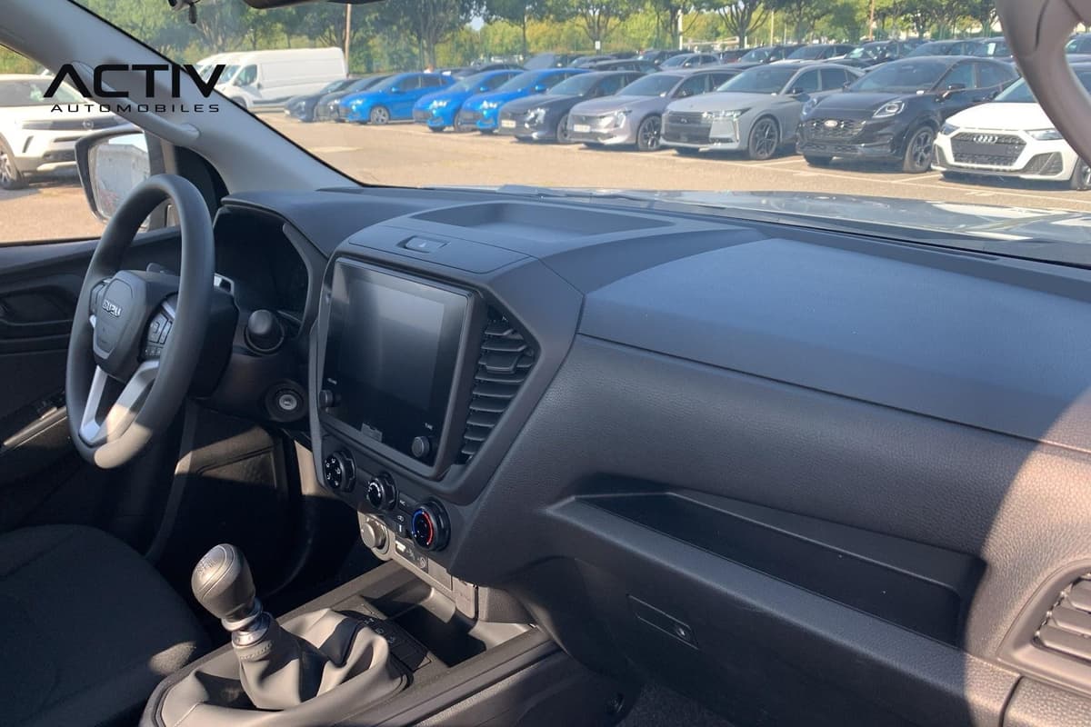 Isuzu D-MAX : planche de bord côté passager avec écran tactile et levier de vitesses manuel
