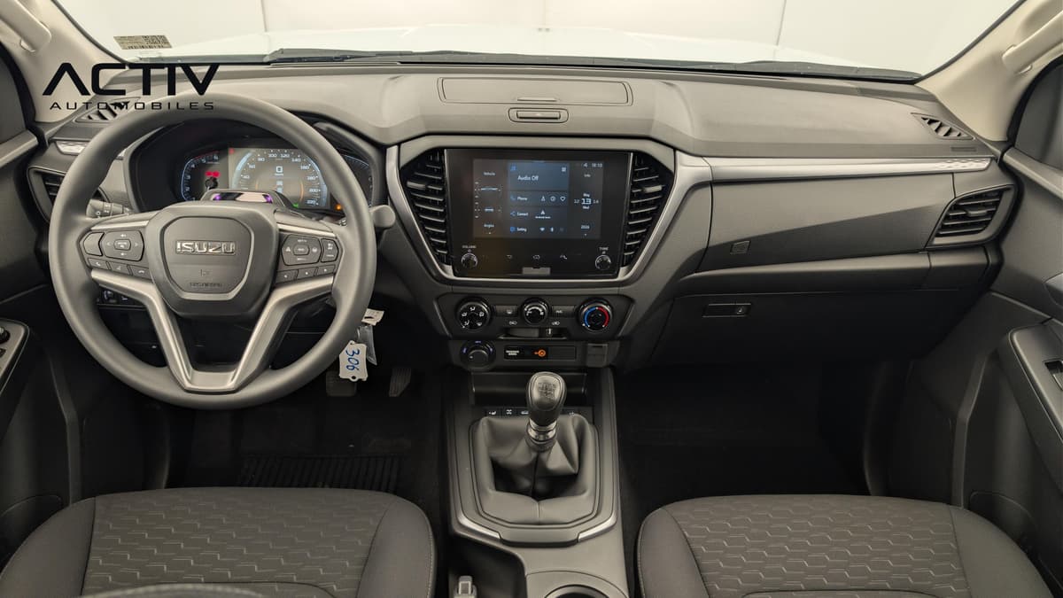 Isuzu D-MAX : planche de bord avec écran tactile, commandes au volant et levier manuel