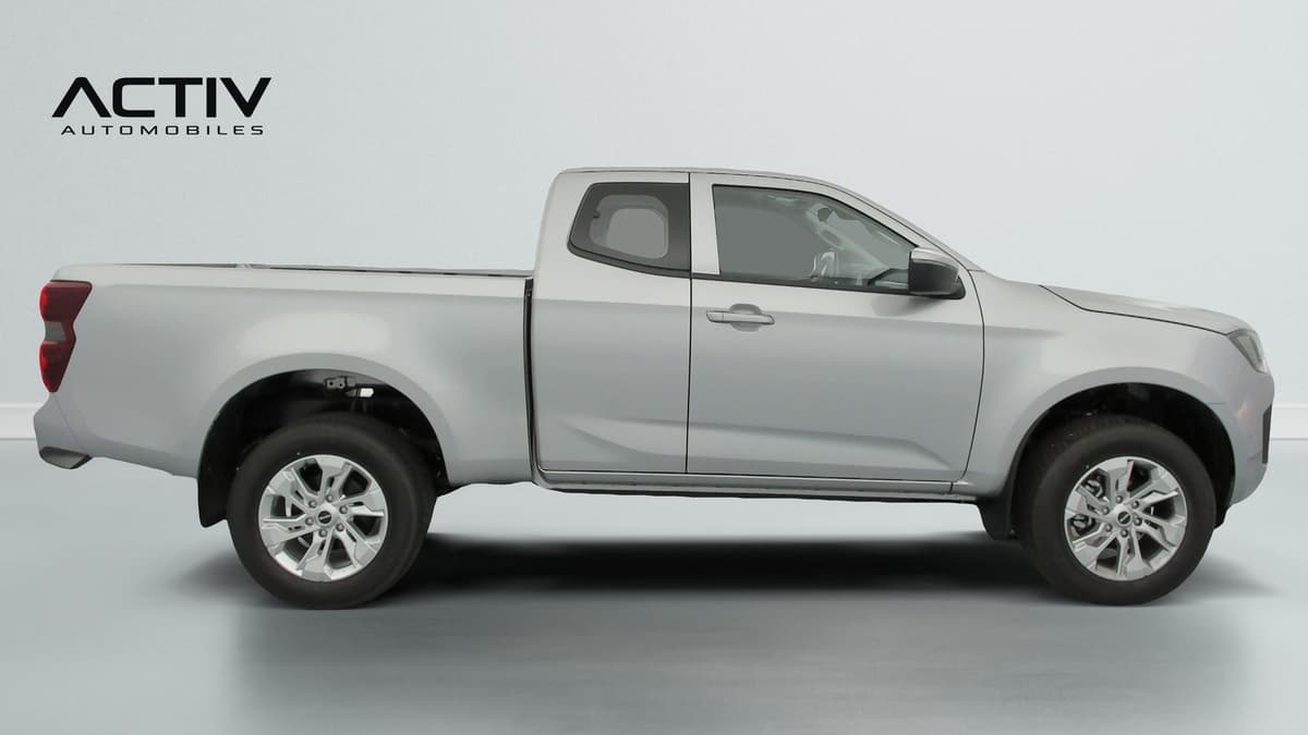 Isuzu D-MAX : profil droit du pick-up gris argent avec jantes alliage et cabine allongée