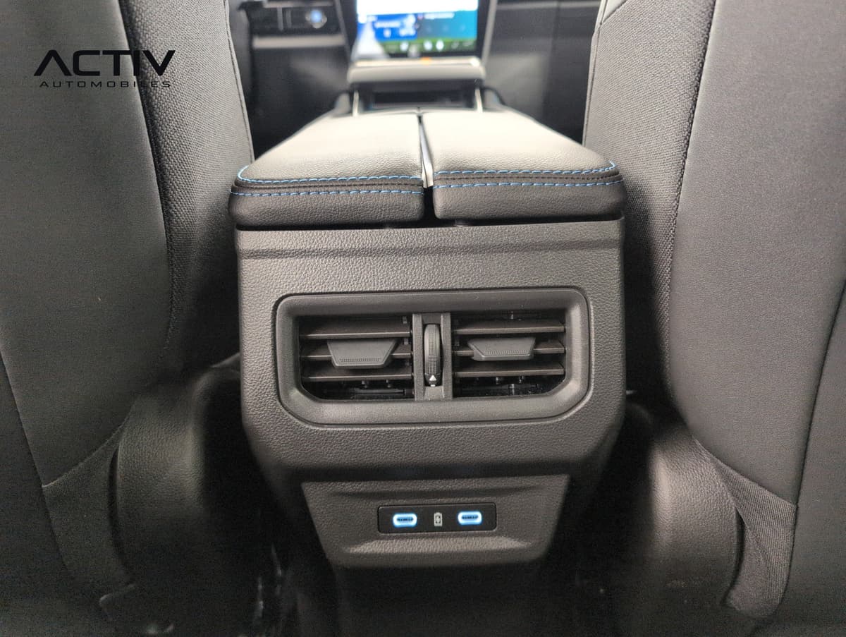Renault Austral : accoudoir central arrière avec aérateurs et deux prises USB lumineuses
