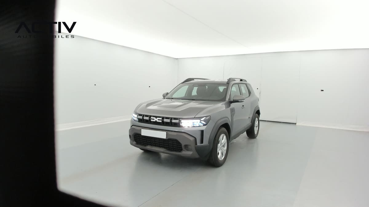 Dacia Duster : vue avant trois quarts droit, gris, avec barres de toit et signature lumineuse