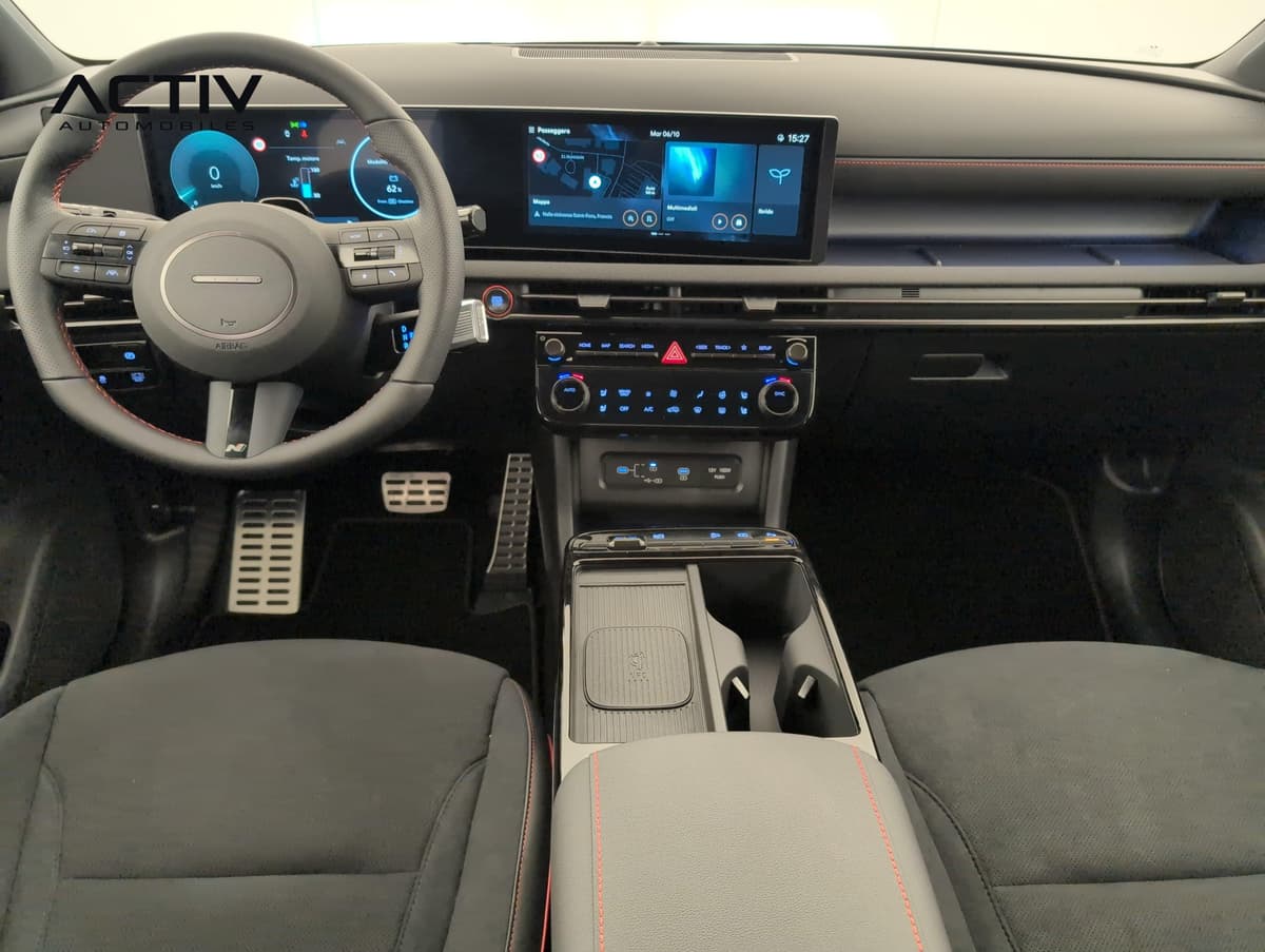 Hyundai Tucson : planche de bord avec double écran, volant sport et console centrale