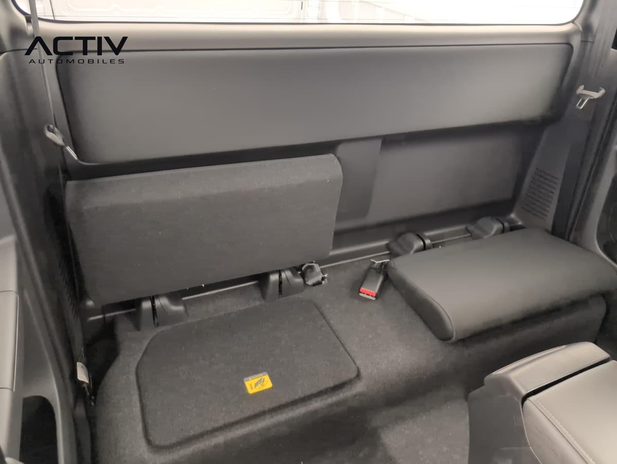 Isuzu D-MAX : sièges arrière rabattables d'une cabine, assise relevée et dossier gris foncé