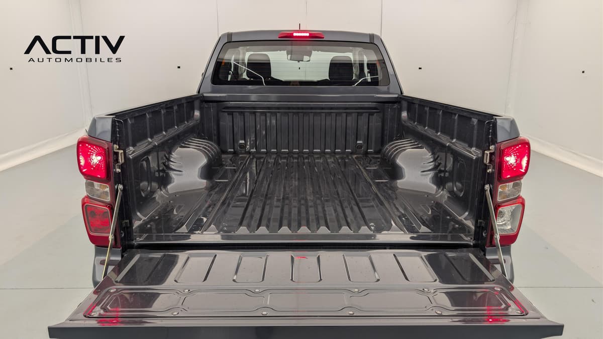Isuzu D-MAX : plateau de benne avec hayon rabattu et feux arrière