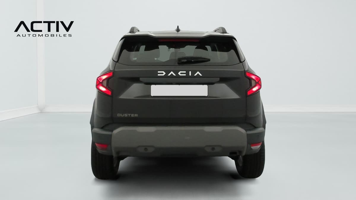 Dacia Duster : face arrière avec feux à LED, lunette arrière et barres de toit