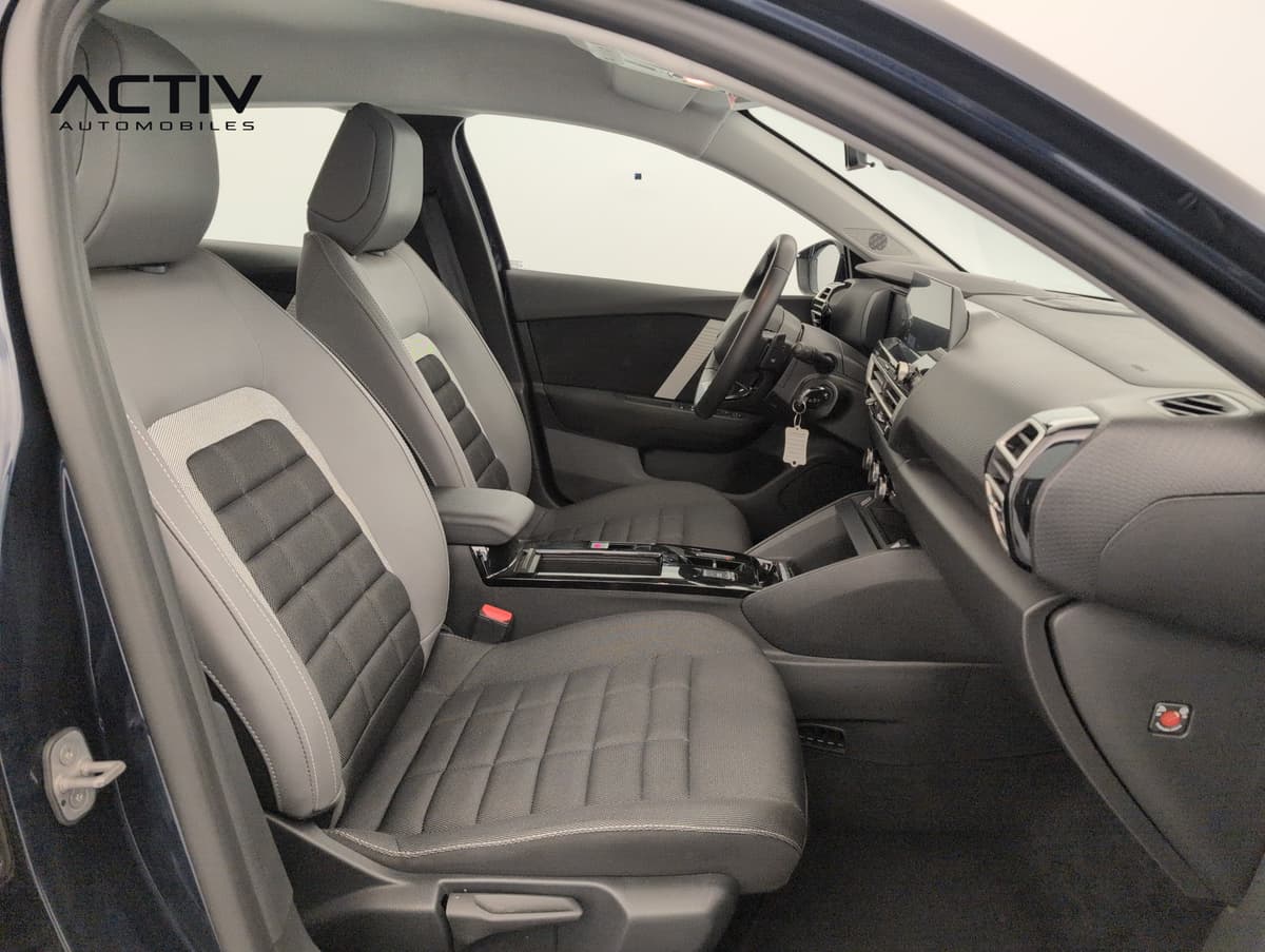 Citroën C4 : sièges avant en tissu gris et noir vus depuis la portière passager