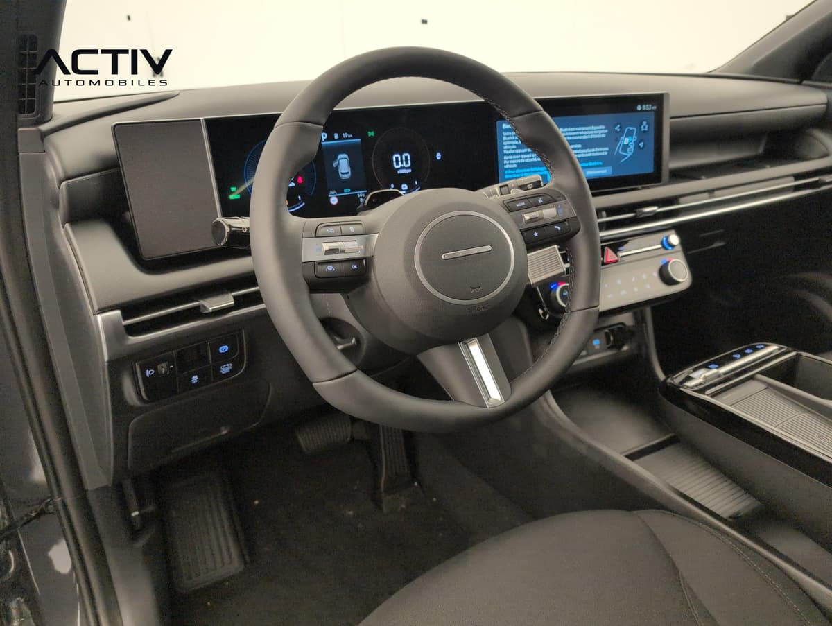 Hyundai Tucson : poste de conduite avec volant, double écran et commandes de climatisation