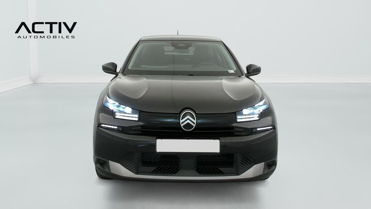 Citroën C4 : face avant noire avec projecteurs LED allumés et signature lumineuse
