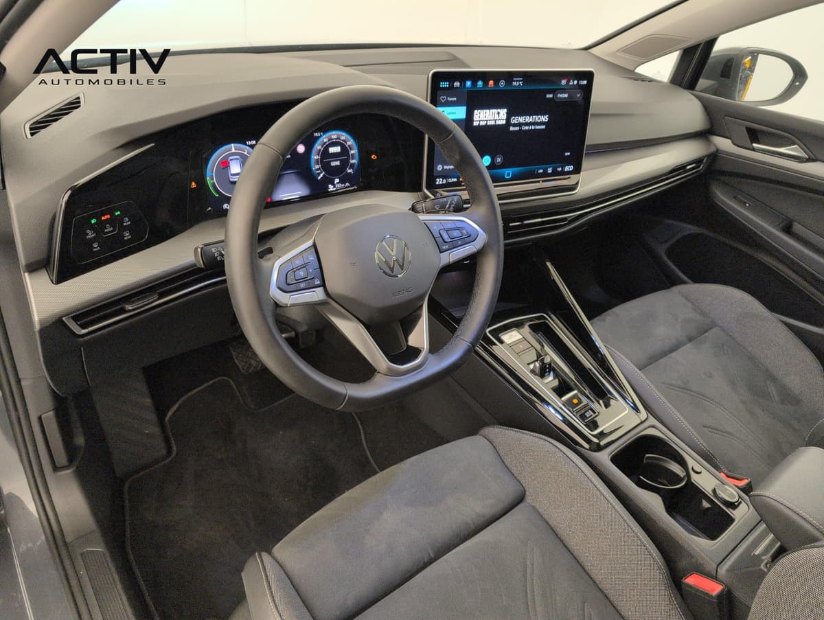Volkswagen Golf : habitacle avant côté conducteur avec volant, combiné numérique et écran tactile
