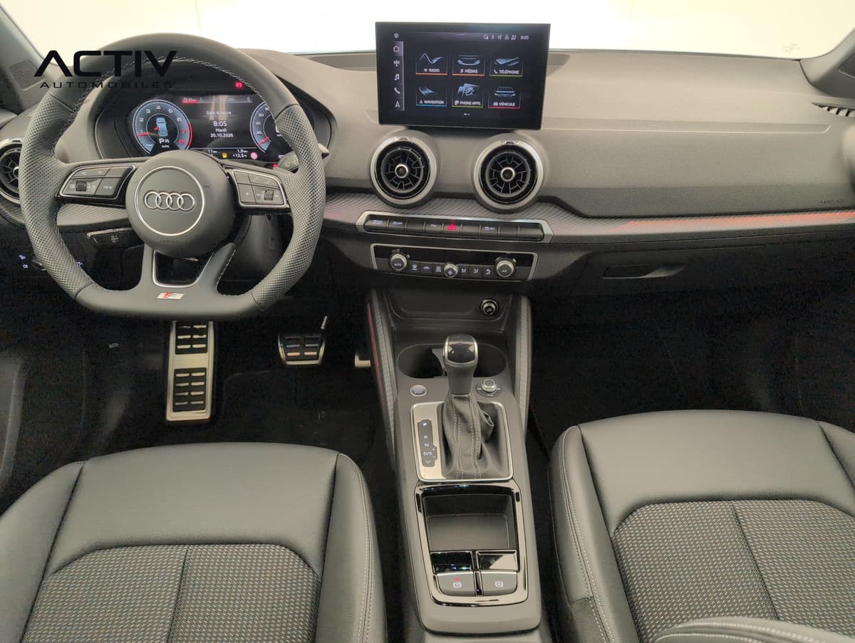 Audi Q2 : planche de bord avec écran tactile, volant et levier de vitesses automatique