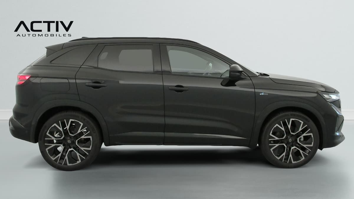 Renault Austral : profil droit d'un SUV noir avec jantes alliage bicolores et barres de toit