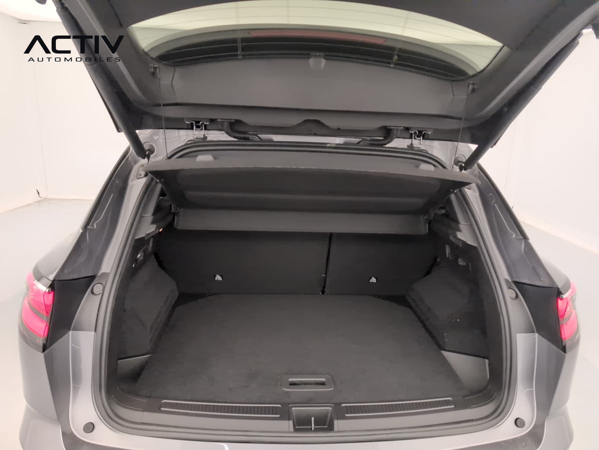 Renault Austral : coffre ouvert avec plancher plat moquetté et cache-bagages en place