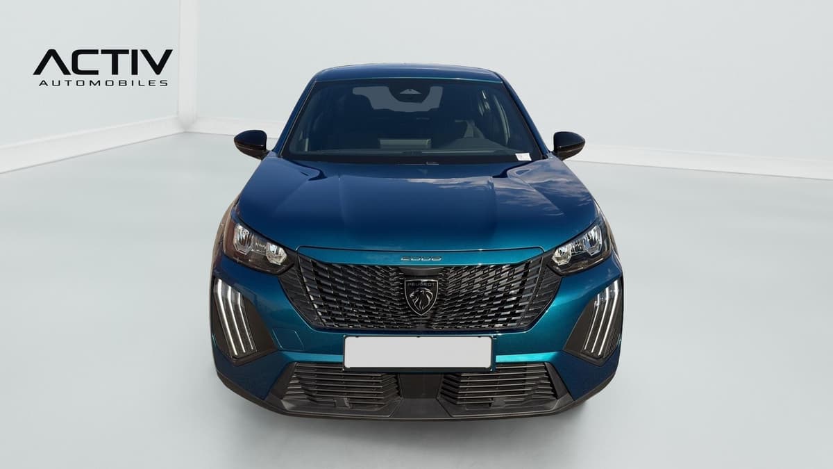 Peugeot 2008 : face avant avec calandre noire grainée et feux à LED en griffes