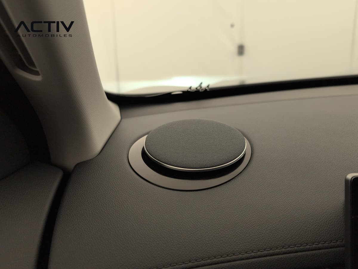 Geely Starray : haut-parleur rond avec grille en tissu sur le dessus de la planche de bord