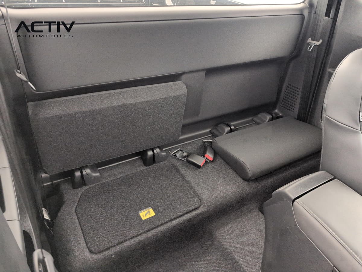 Isuzu D-MAX : sièges arrière rabattables de la space cabine avec assises relevées et ceintures