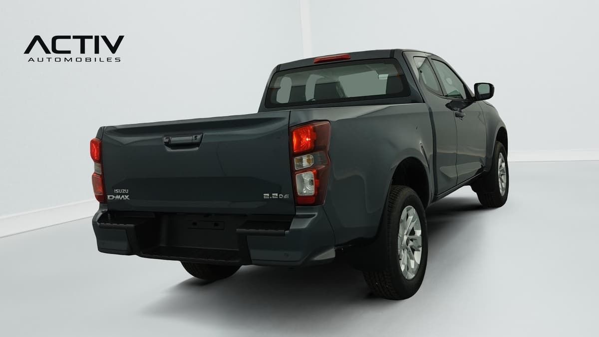 Isuzu D-MAX : arrière trois quarts droit avec hayon, feux arrière et jante alliage