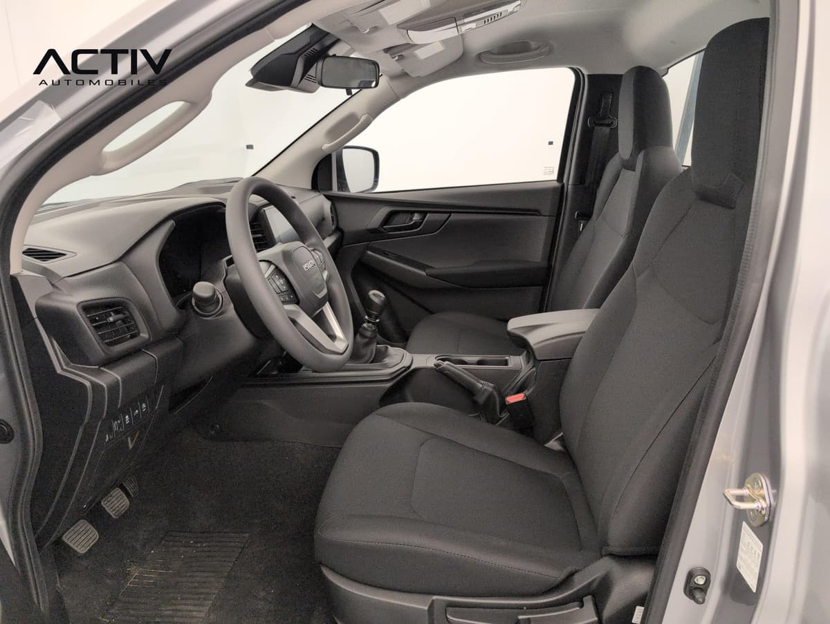 Isuzu D-MAX : habitacle avant côté conducteur avec sièges en tissu noir et levier manuel