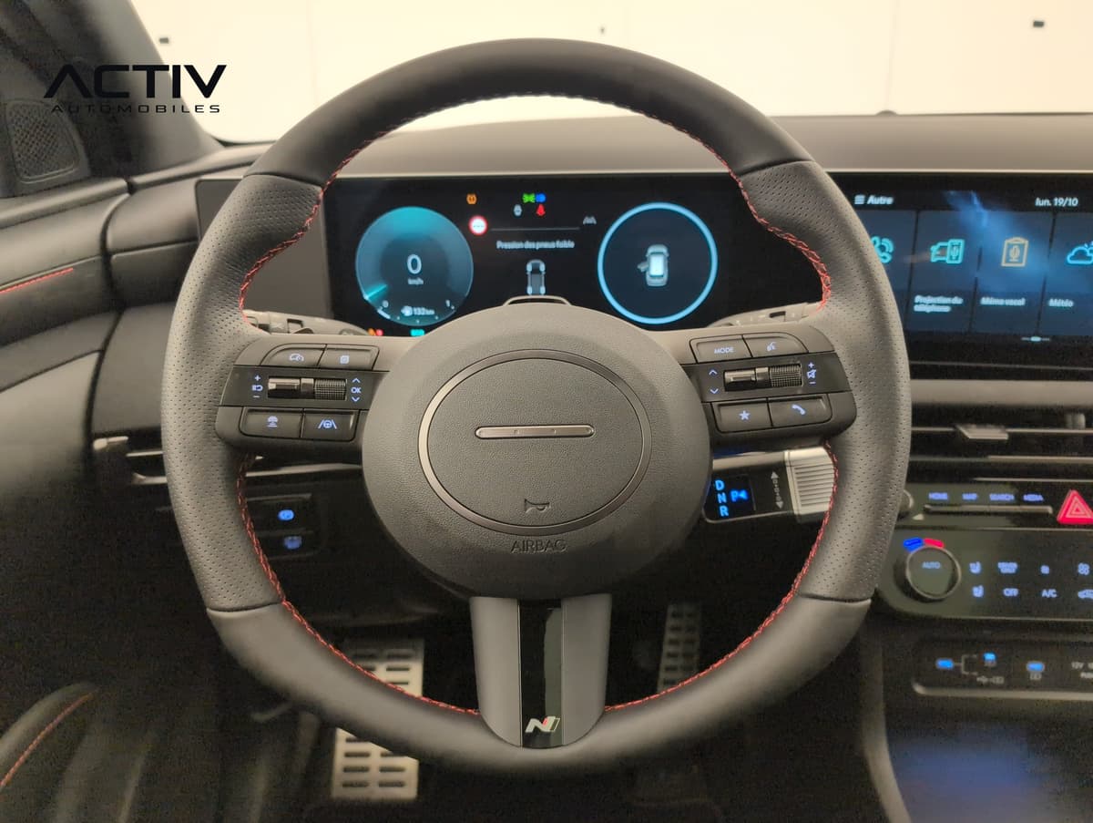 Hyundai Tucson : volant sport gainé cuir avec surpiqûres rouges et commandes au volant