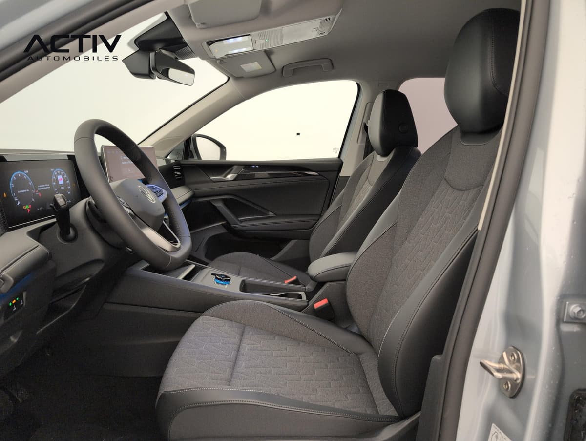 Volkswagen Tiguan : habitacle avant côté conducteur avec sièges en tissu et volant