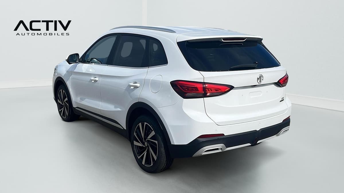 Mg ZS : SUV blanc vu de l'arrière gauche avec feux à LED et jantes alliage