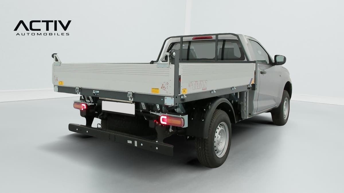 Isuzu D-MAX : arrière trois quarts droit avec plateau à ridelles aluminium et jante acier