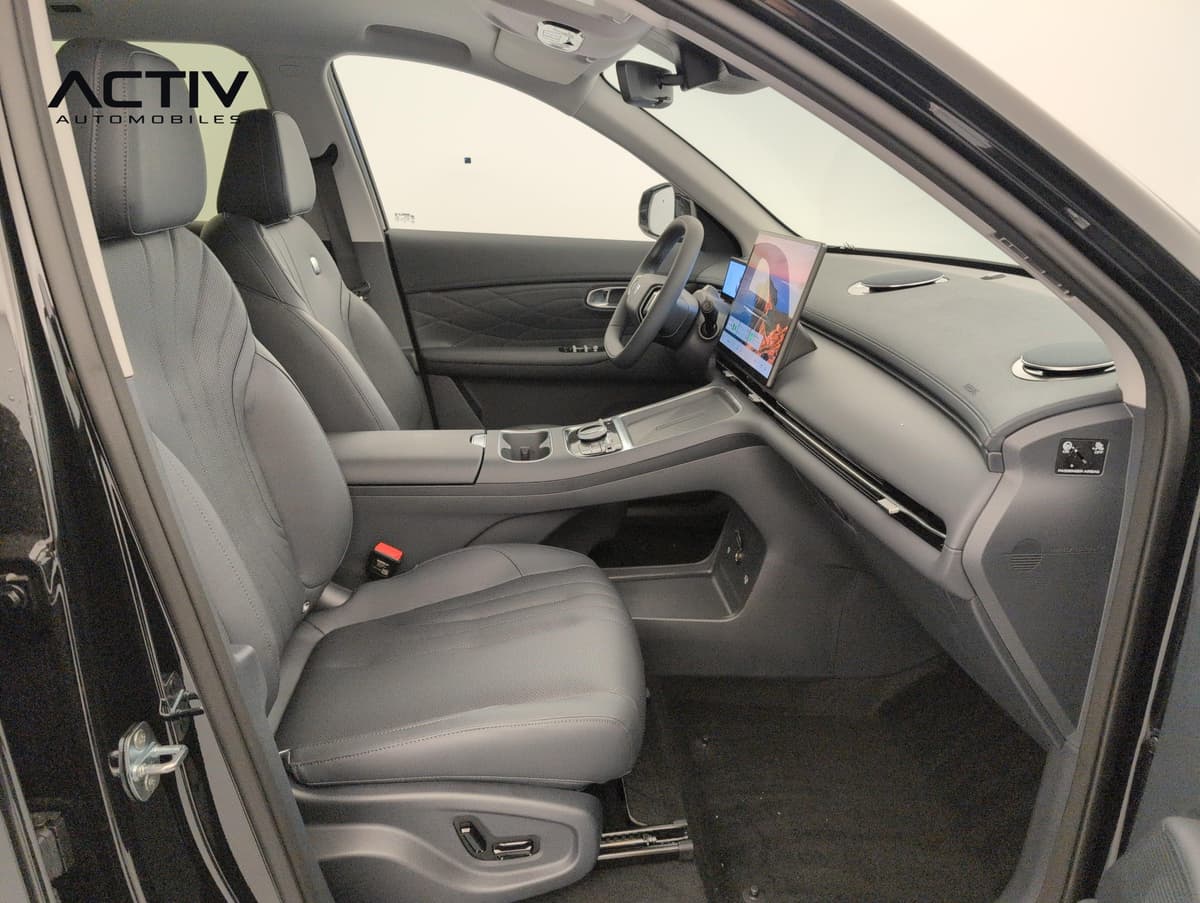 Geely Starray : siège passager avant et planche de bord vus par la portière ouverte