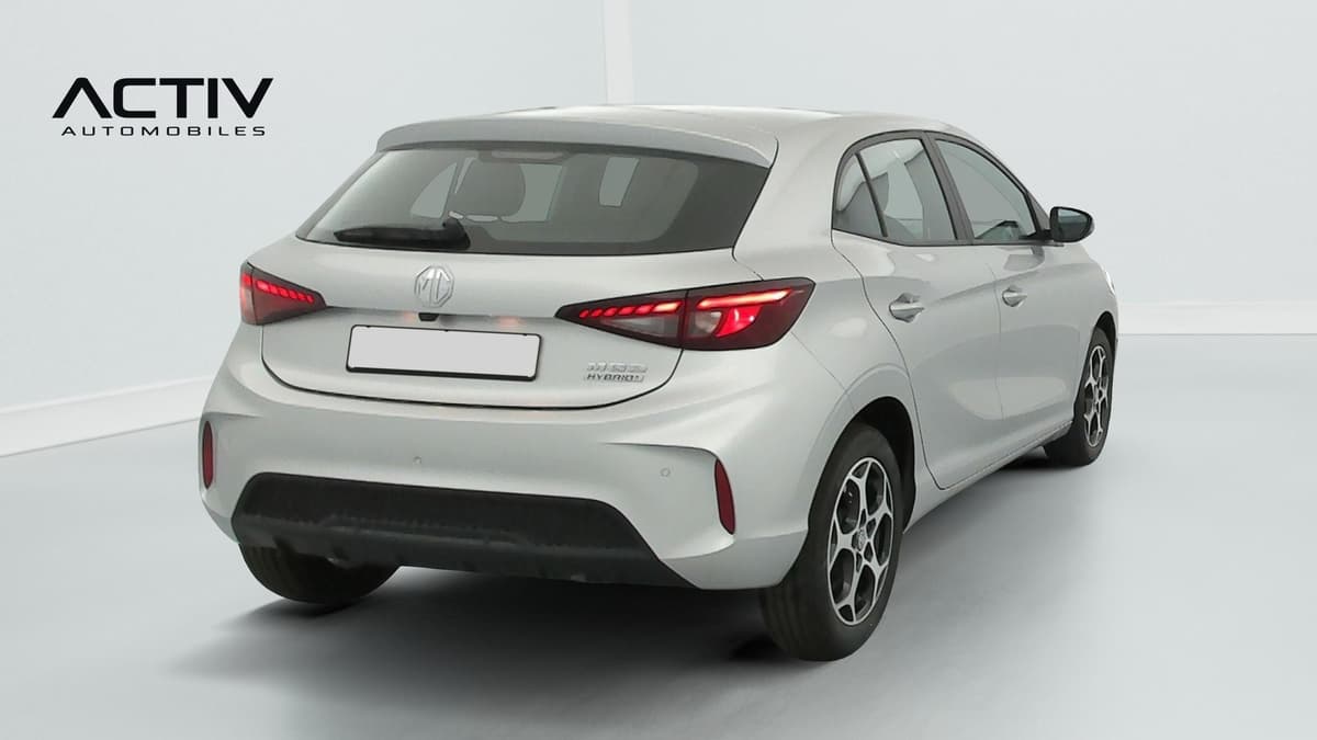 Mg MG3 : vue arrière trois quarts droit avec feux arrière et jantes alliage