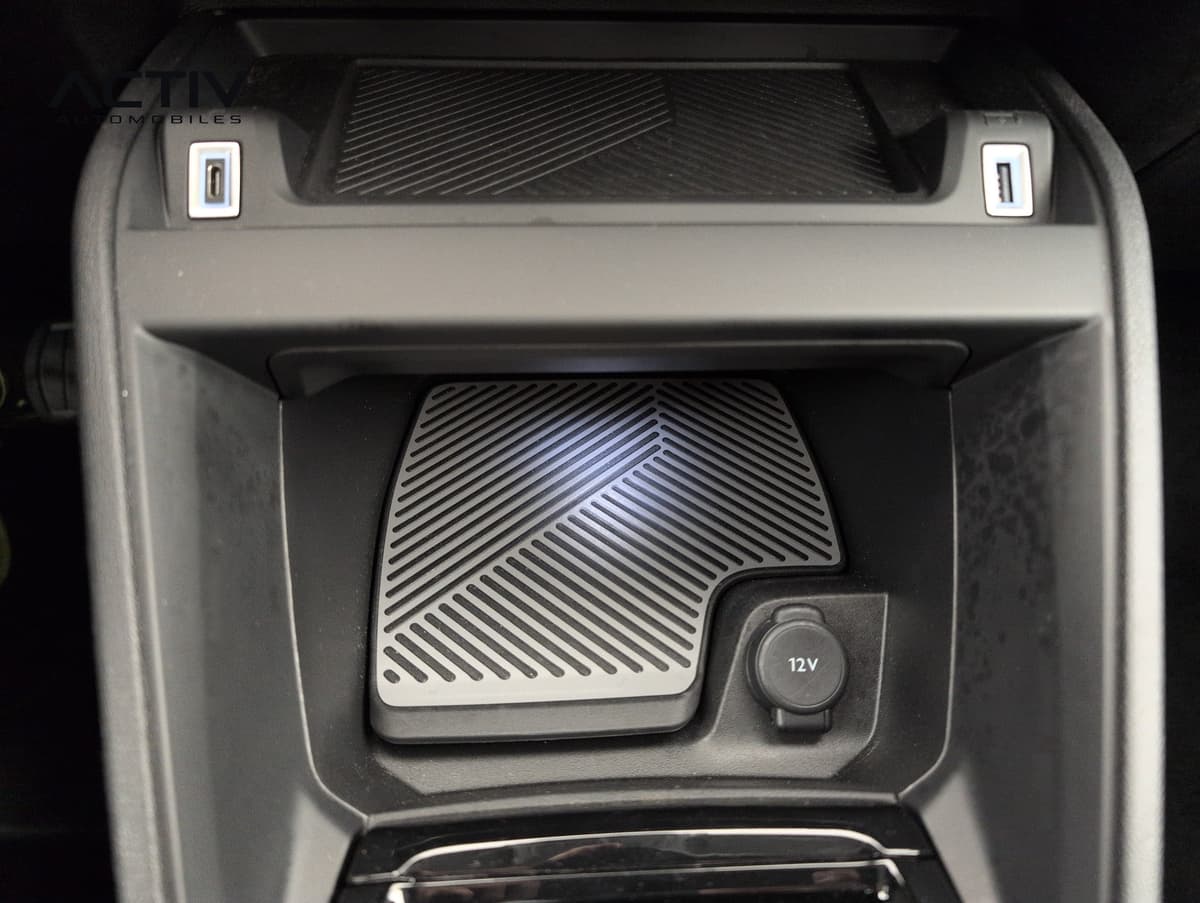 Citroën C4 : rangement de console centrale éclairé avec prises USB et prise 12V