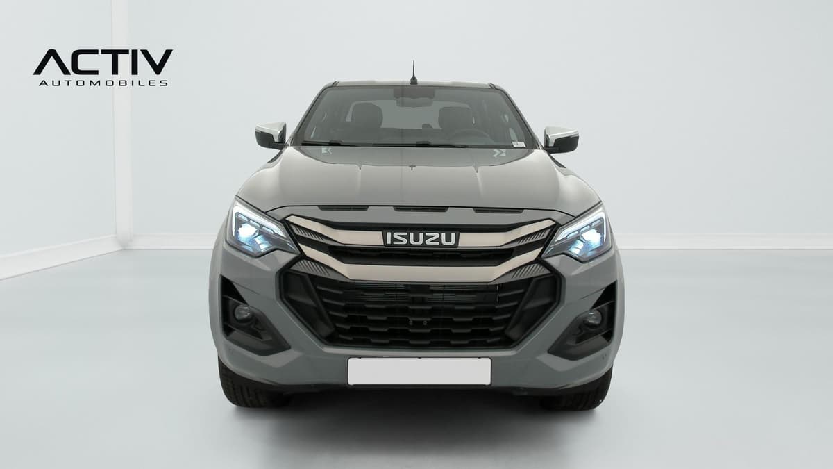 Isuzu D-MAX : face avant grise avec calandre chromée, optiques et feux anti-brouillard
