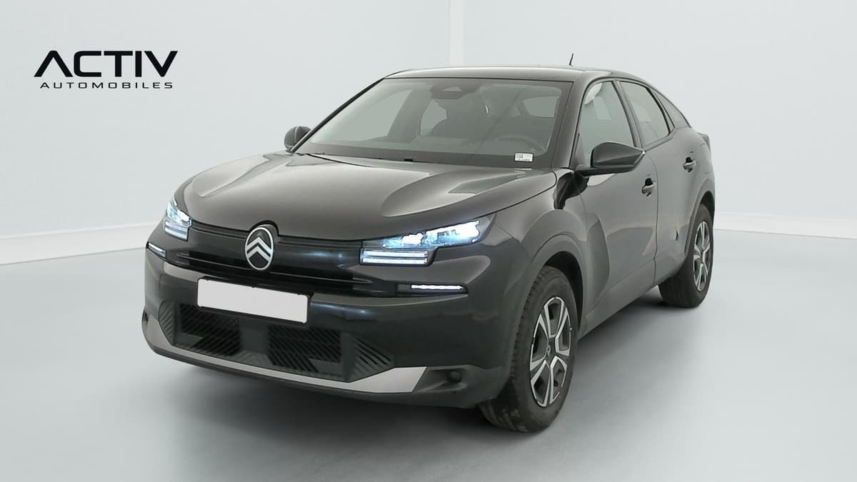 Citroën C4 : vue avant trois quarts gauche, noire, avec projecteurs LED allumés et jantes bicolores