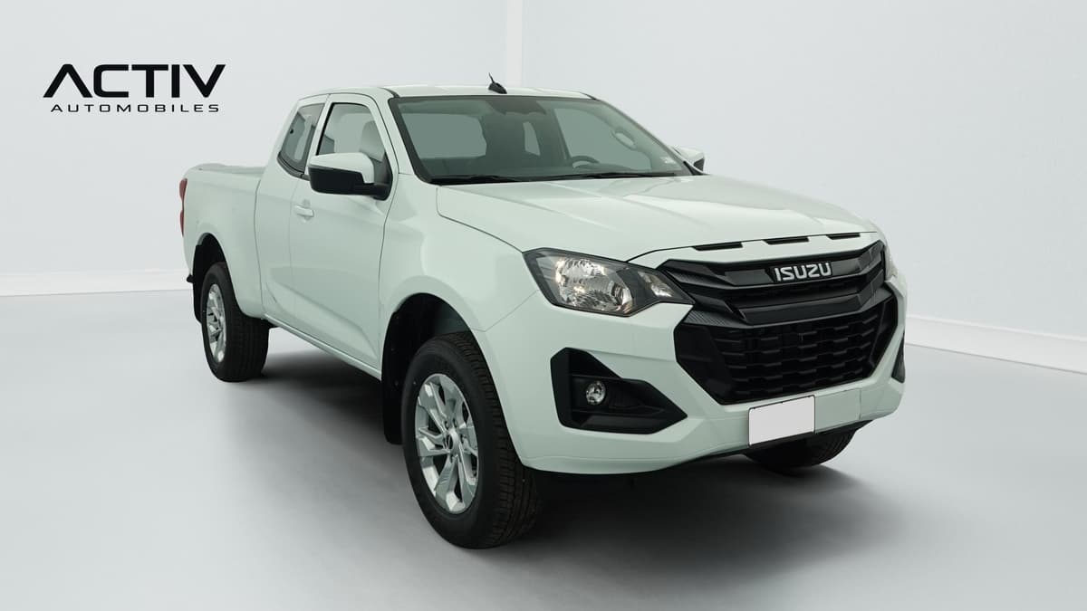 Isuzu D-MAX : pick-up blanc vu de trois quarts avant droit, avec jante alliage et antibrouillard