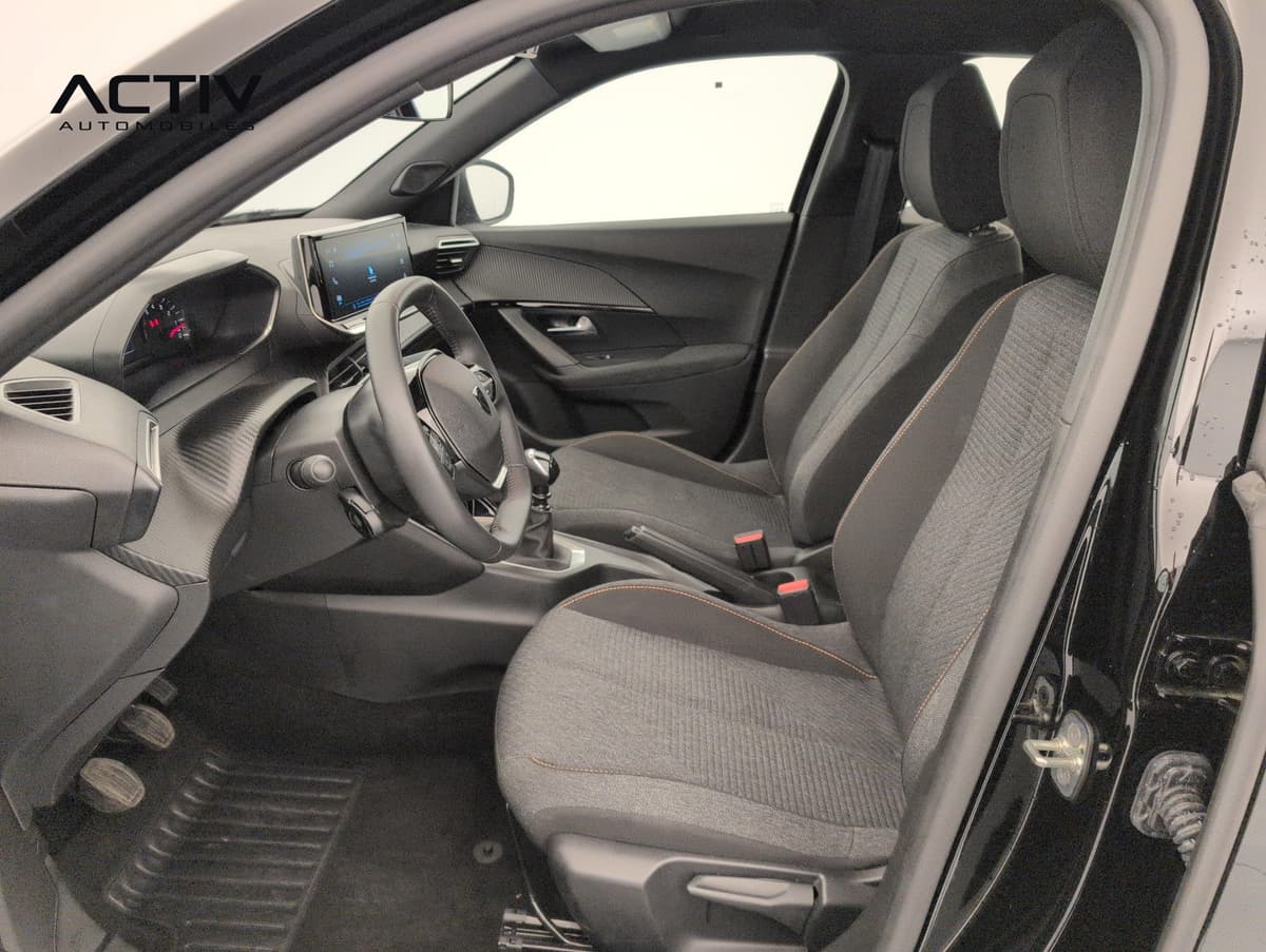 Peugeot 2008 : habitacle avant côté conducteur avec sièges en tissu gris et volant