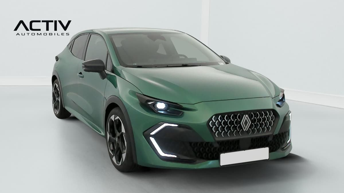 Renault Clio 6 : vue avant trois quarts droit d'une citadine verte aux feux à LED allumés