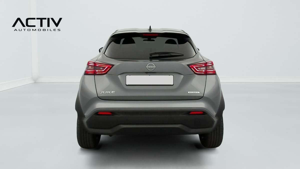 Nissan Juke : face arrière grise avec feux à LED, toit noir et vitre arrière teintée