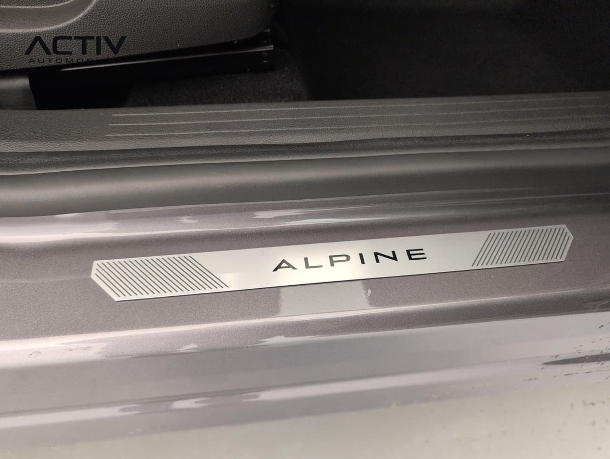 Renault Captur : seuil de porte avec plaque métallique siglée Alpine