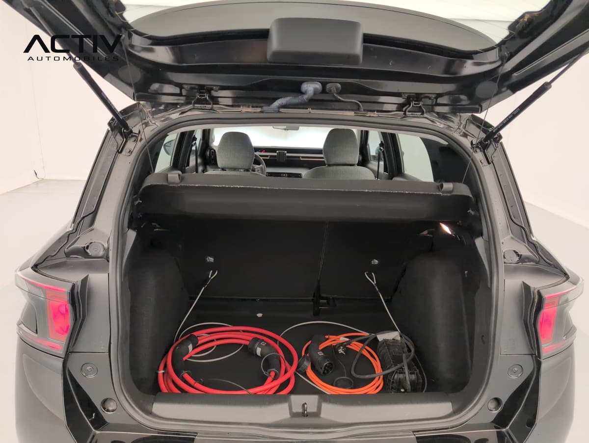 Citroën E-C3 Aircross : coffre ouvert avec câbles de charge rouge et orange et tablette cache-bagages