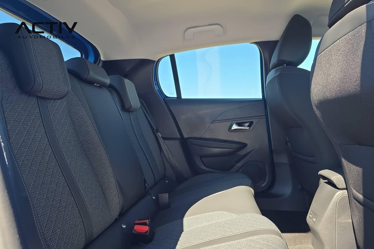 Peugeot 208 : banquette arrière en tissu sombre avec appuis-tête et ceintures