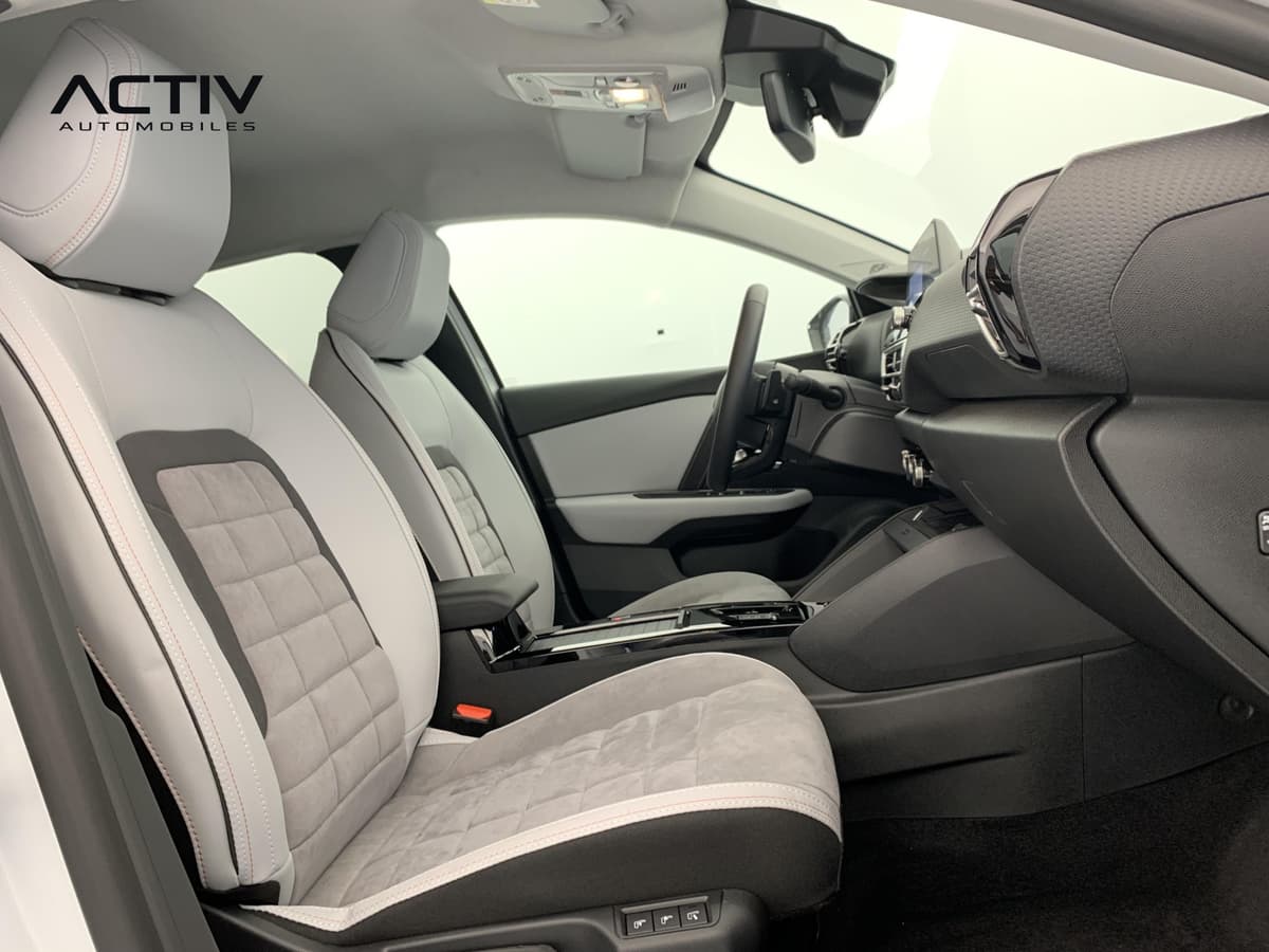 Citroën C4 : siège passager avant clair en tissu gris matelassé, avec console centrale et volant