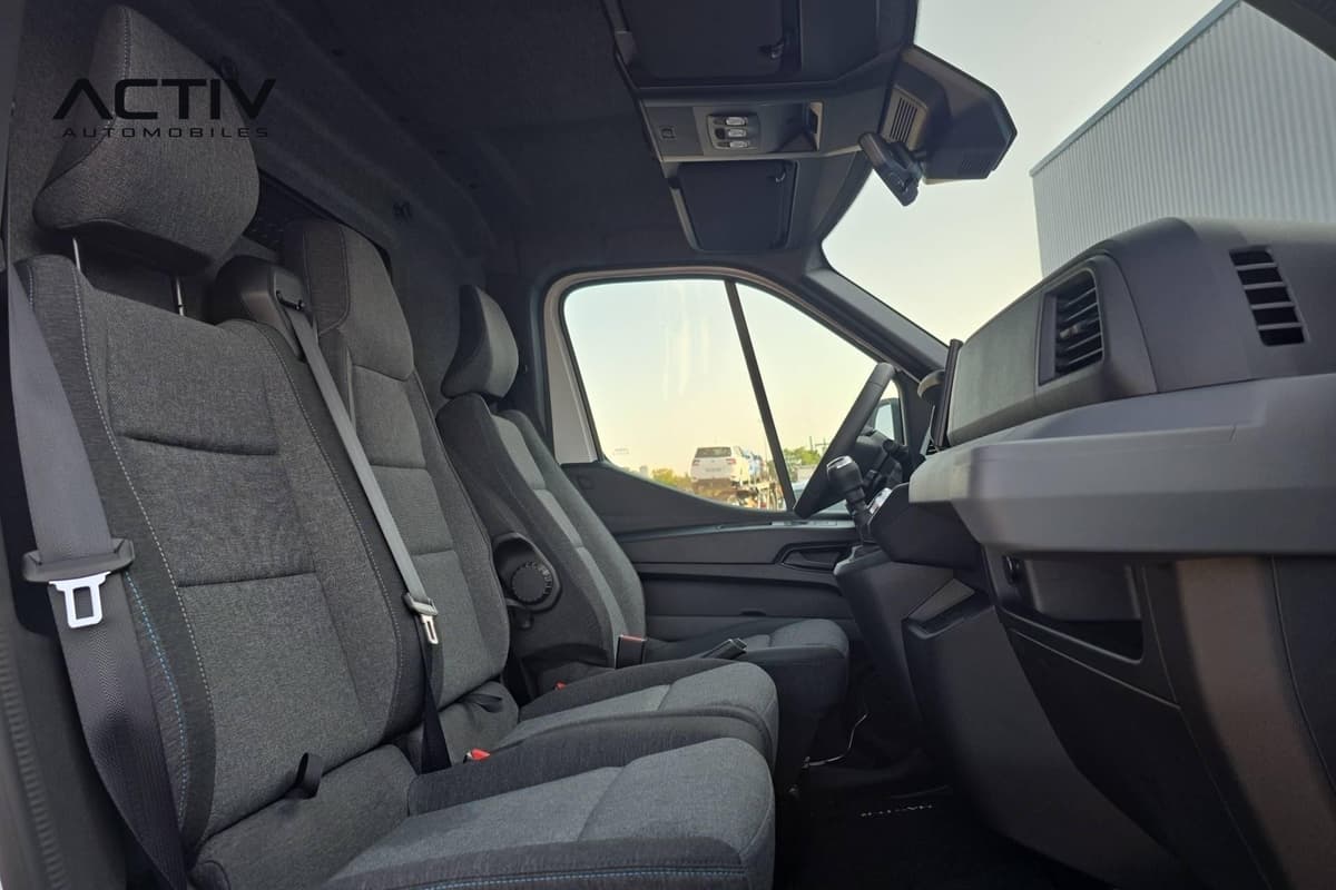 Renault Master Fourgon : sièges avant en tissu chiné gris vus depuis la place passager