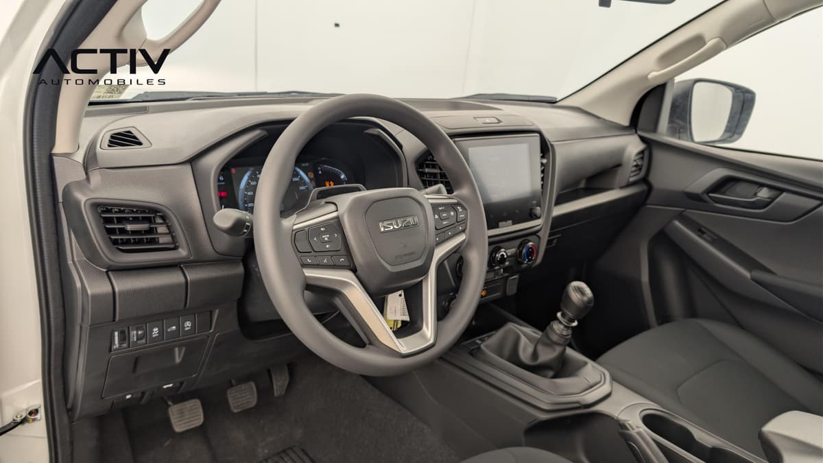 Isuzu D-MAX : habitacle avant côté conducteur avec volant, écran tactile et levier de vitesses manuel