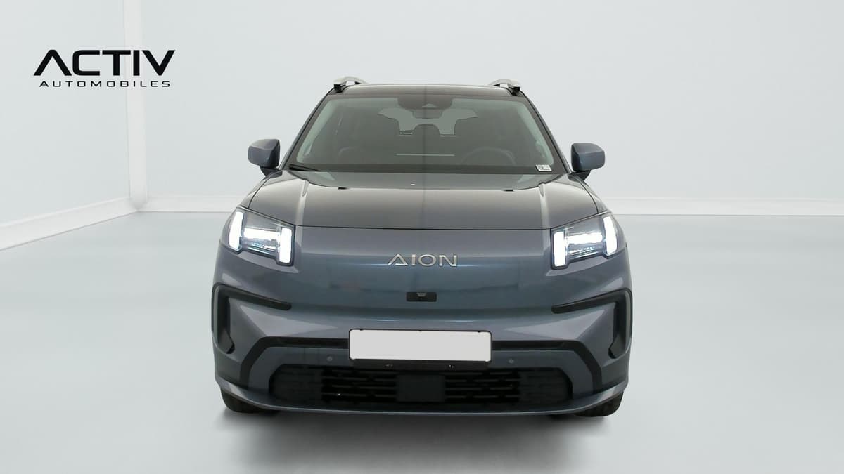 Aion V : face avant d'un SUV gris avec phares à LED et barres de toit