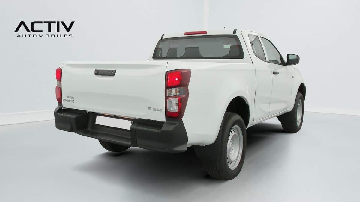 Isuzu D-MAX : pick-up blanc vu de l'arrière droit avec hayon fermé et jantes en tôle