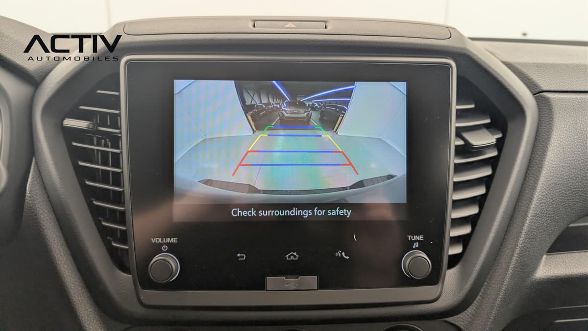 Isuzu D-MAX : image de la caméra de recul avec lignes de guidage sur l'écran central