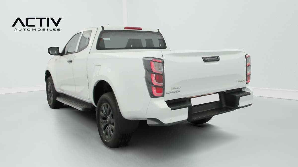 Isuzu D-MAX : pick-up vu de l'arrière trois quarts gauche avec jantes noires et marchepied