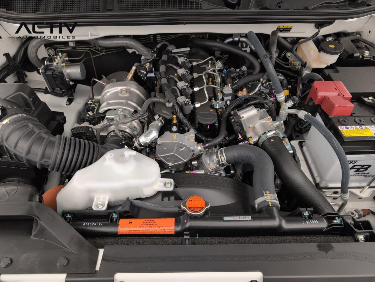 Isuzu D-MAX : compartiment moteur diesel propre, avec batterie et vase d'expansion