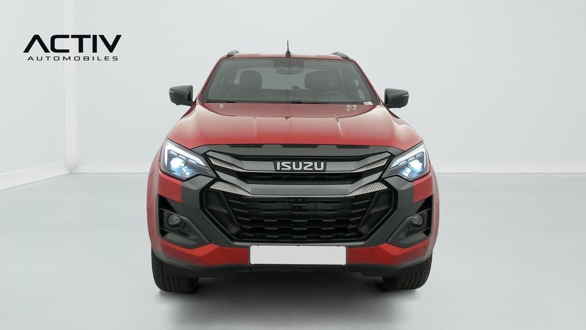 Isuzu D-MAX : face avant avec calandre noire, optiques allumées et anti-brouillards