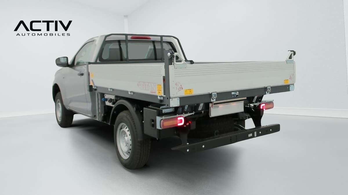 Isuzu D-MAX : pick-up simple cabine avec benne basculante en aluminium, vu de l'arrière gauche