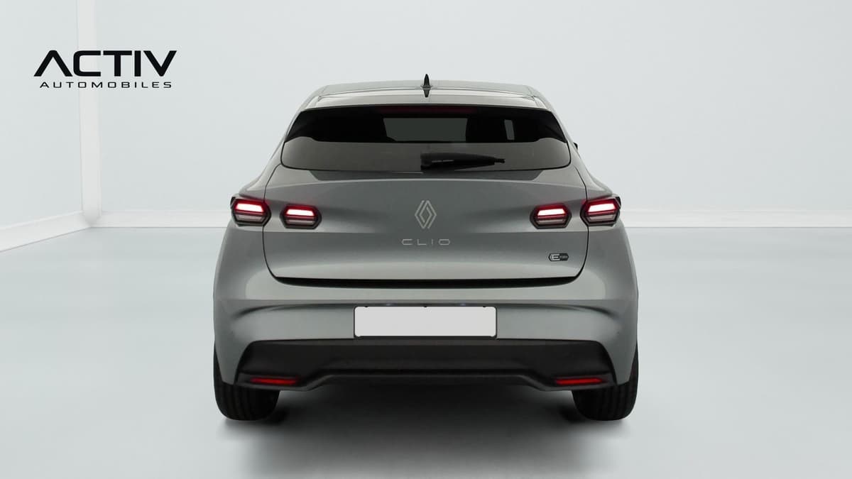Renault Clio 6 : face arrière grise avec feux rouges, lunette surteintée et antenne requin